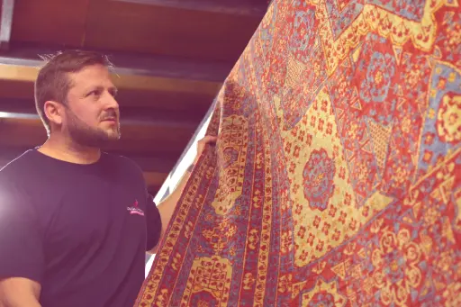 Hombre mostrando alfombra