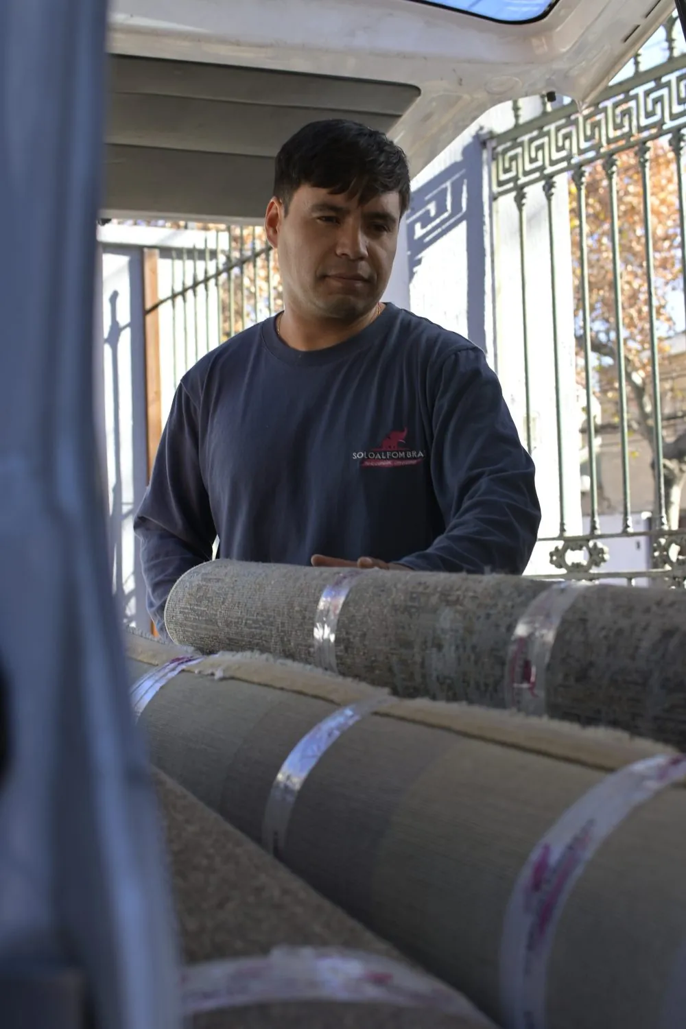 Aspirando una alfombra persa con máquina industrial